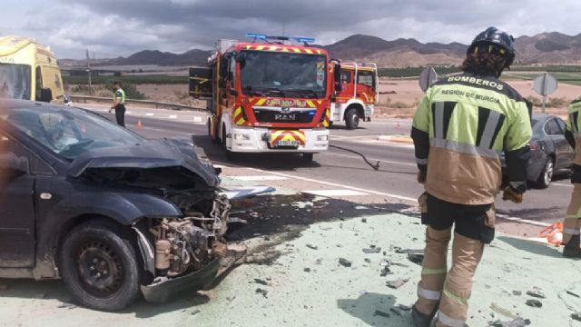 Servicios de emergencia intervienen en un accidente de tráfico con tres personas heridas en Lorca - 1, Foto 1