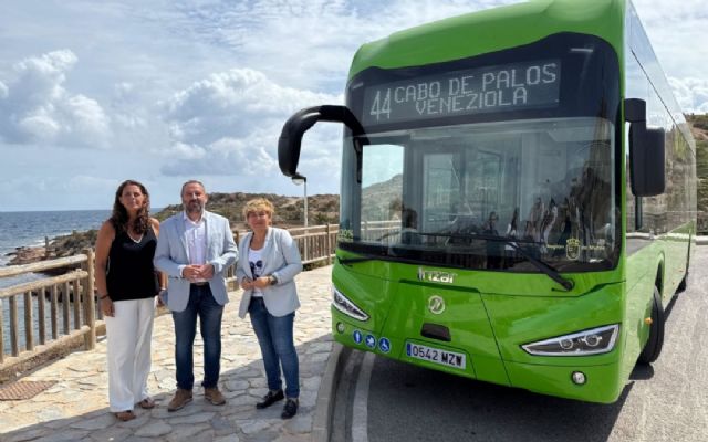 La Comunidad pone en servicio el primer bus eléctrico en La Manga - 1, Foto 1