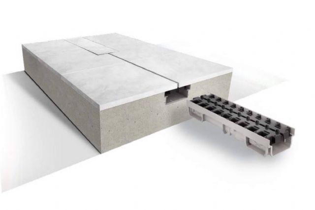 Canaleta para piscina con rejilla oculta, innovación de drenaje disponible en Ferrocano Suministros - 1, Foto 1