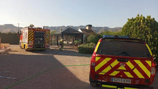 Bomberos o han apagado el incendio de una barbacoa en techado, cercano a una vivienda situada en Tercia - 1, Foto 1