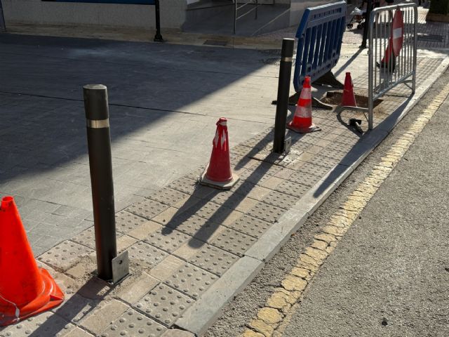 Instalacin de nuevos bolardos en la calle Feria para mejorar la regulacin del trfico, Foto 1