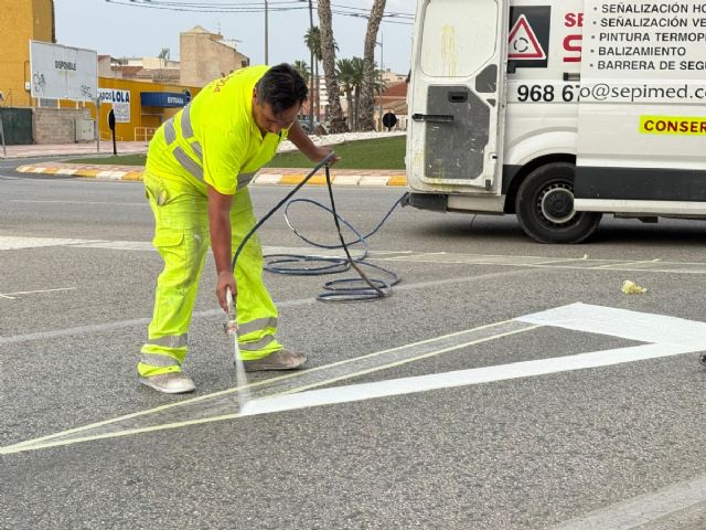 Las calles de Alhama renuevan su imagen con la campaa de repintado de verano, Foto 1