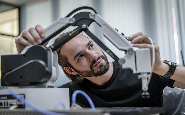 Formación Universitaria presenta su curso para el Título Oficial de Técnico Superior en Automatización y Robótica Industrial - 1, Foto 1