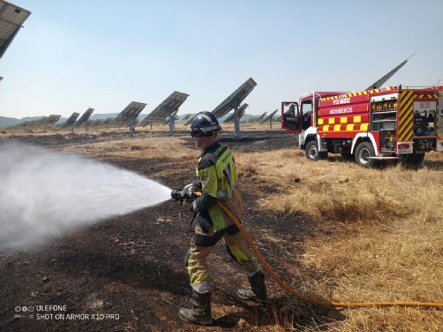 Bomberos xtinguen un incendio en un parque solar en Caravaca de la Cruz - 1, Foto 1