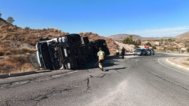 Servicios de emergencias atienden al conductor de un camión accidentado en Abanilla - 1, Foto 1