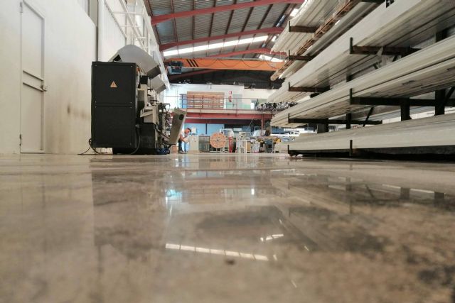 Rendimiento y estética en pavimentos industriales gracias al micro pulido de Serviarnau - 1, Foto 1