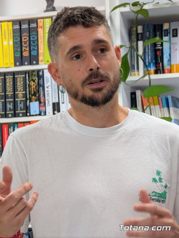 Eloy Cern presenta en Totana sus libros Pnica granatum y Dimocarpus longan - 4