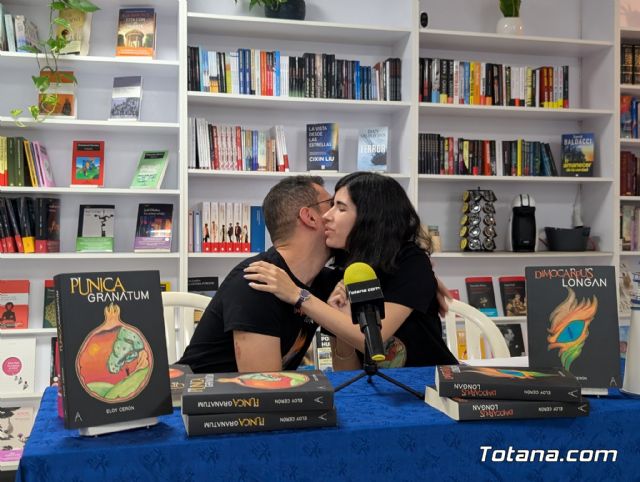 Eloy Cern presenta en Totana sus libros Pnica granatum y Dimocarpus longan - 12