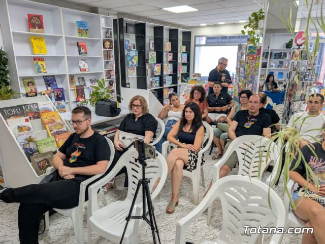 Eloy Cern presenta en Totana sus libros Pnica granatum y Dimocarpus longan - 15