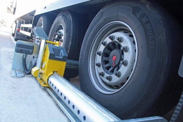 Mayor seguridad en muelles de carga con los retenedores de camiones de ASSA ABLOY - 1, Foto 1