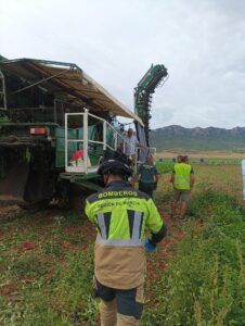 Una mujer ha tenido que ser rescatada, atendida y trasladada al hospital al quedar su mano atrapada en una cosechadora, en Yecla - 1, Foto 1