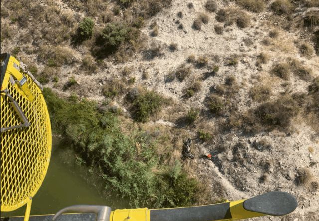 Servicios de emergencia rescatan a motorista accidentado en las inmediaciones del embalse de Puentes, Lorca - 1, Foto 1