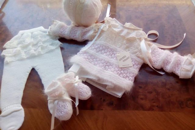 Lujo artesanal desde el primer día, Carmen U. Varona y el arte de vestir con alma - 1, Foto 1