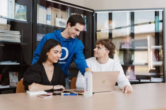 Opositar en tiempos de incertidumbre, por qué cada vez más jóvenes eligen la estabilidad del empleo público - 1, Foto 1