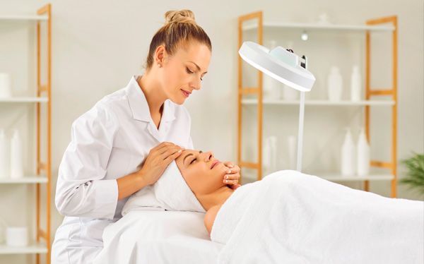 Formación Universitaria impulsa la preparación para el FP Preparatorio de Técnico Medio en Estética y Belleza - 1, Foto 1