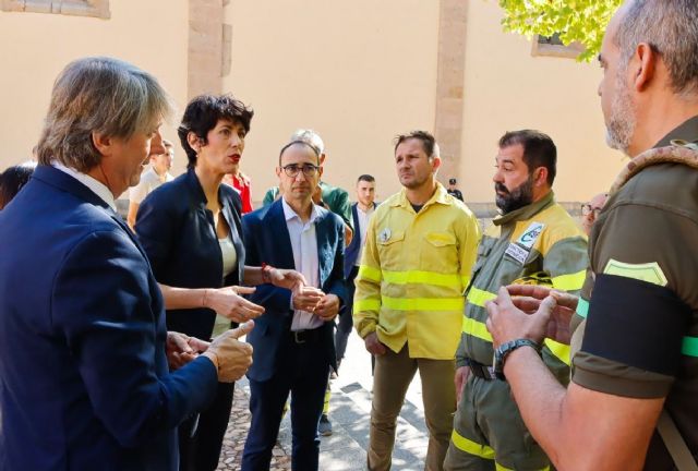 Elma Saiz comparte con los bomberos forestales de Castilla y León las mejoras introducidas en la jubilación anticipada del colectivo - 1, Foto 1