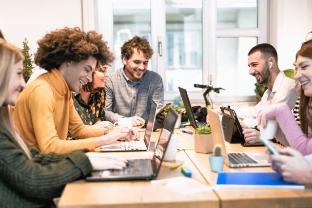 La UB y HollyMontt impulsan el aprendizaje práctico con avanzados entornos virtuales de inversión - 1, Foto 1