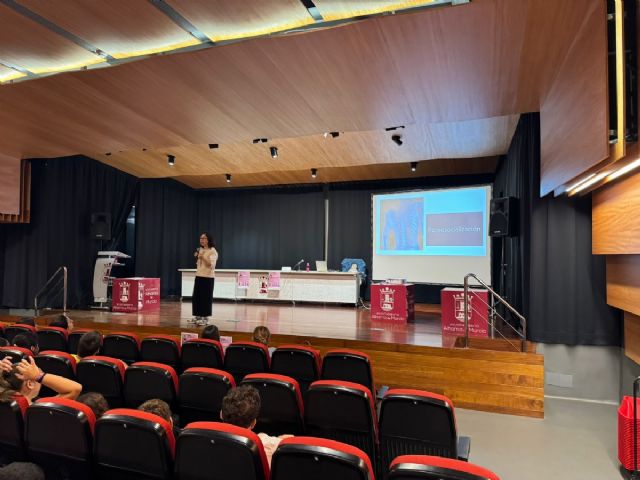 Estudiantes, familias y profesionales participan en Alhama en la jornada sobre igualdad y prevencin de ciberviolencias, Foto 1