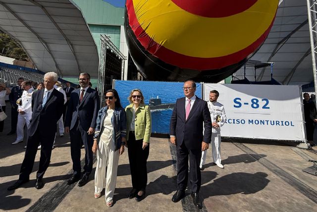 Robles asiste a la puesta a flote del S-82 ´Narciso Monturiol´, el segundo submarino de la clase S-80 - 1, Foto 1