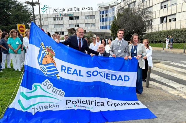 La Real Sociedad homenajea a Policlínica Gipuzkoa en su 50 aniversario con la izada de una bandera conmemorativa - 1, Foto 1