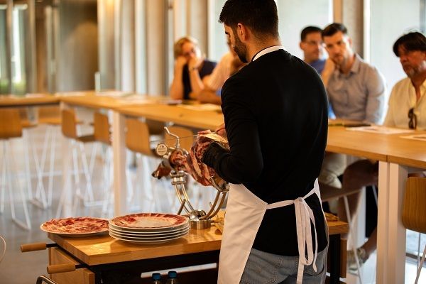Formación, precisión y cultura: el Campus del Jamón de Monte Nevado impulsa la excelencia en el corte a cuchillo - 1, Foto 1