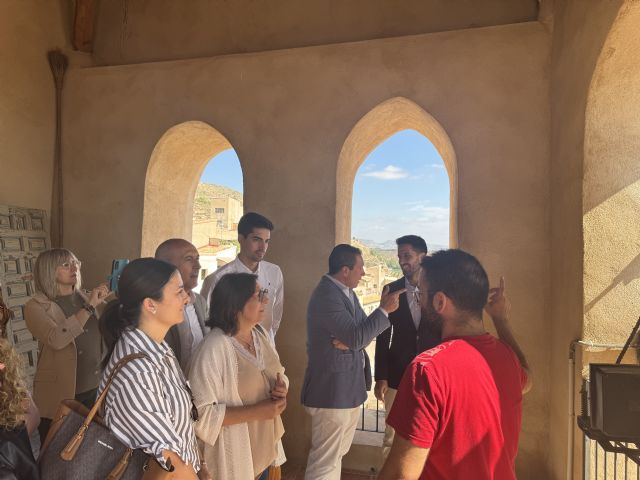 El Alcalde de Mula y el Director General de Patrimonio visitan el fresco pictórico hallado en la Ermita del Carmen - 1, Foto 1