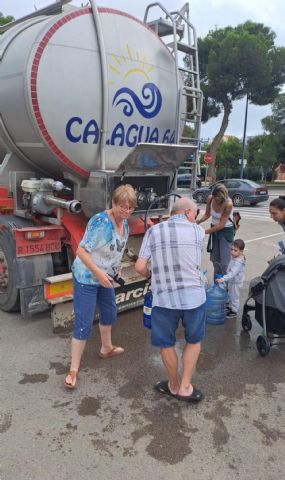 Las cubas de agua potable empiezan a facilitar el agua a los vecinos - 1, Foto 1