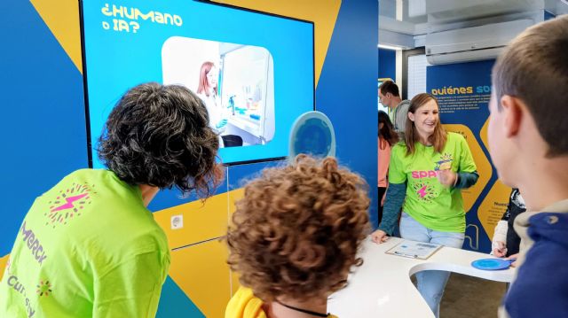Más de 1.700 estudiantes descubren la inteligencia artificial en el Curiosity Cube de Merck - 1, Foto 1
