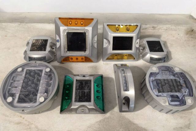 Abadecom Urban impulsa la seguridad vial con captafaros solares LED de bajo consumo y alta durabilidad - 1, Foto 1