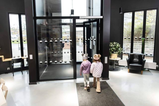 Por qué el marcado CE es clave en puertas peatonales automáticas y puertas industriales - 1, Foto 1