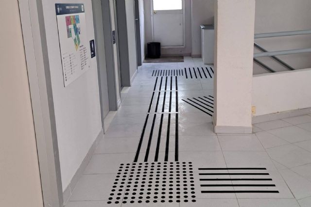 Soluciones de señalización inclusiva, Databraille aplica braille y altorrelieve para entornos accesibles - 1, Foto 1