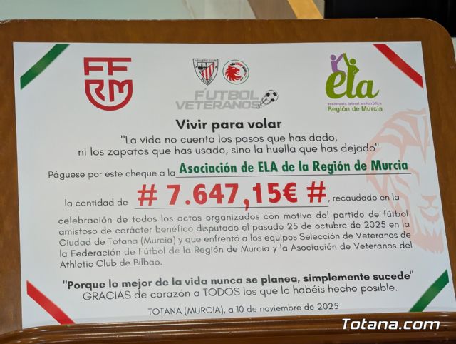 Totana se vuelca con la ELA y entrega un cheque de 7.647,15 euros tras un histrico partido benfico - 1