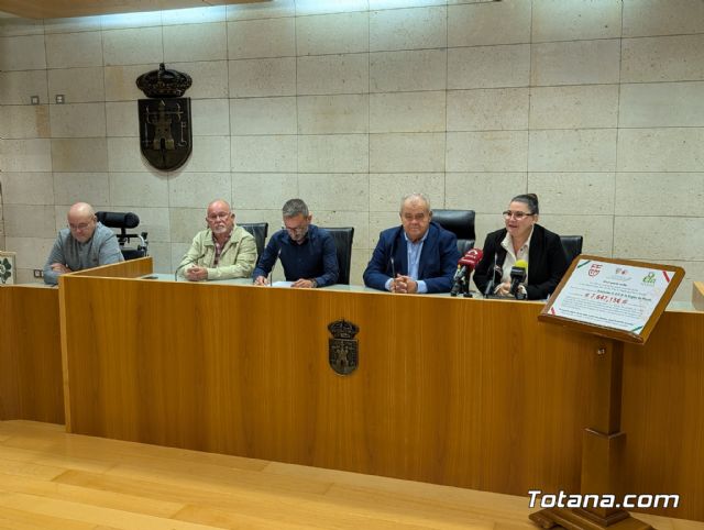 Totana se vuelca con la ELA y entrega un cheque de 7.647,15 euros tras un histrico partido benfico - 2