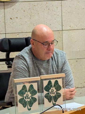 Totana se vuelca con la ELA y entrega un cheque de 7.647,15 euros tras un histrico partido benfico - 5