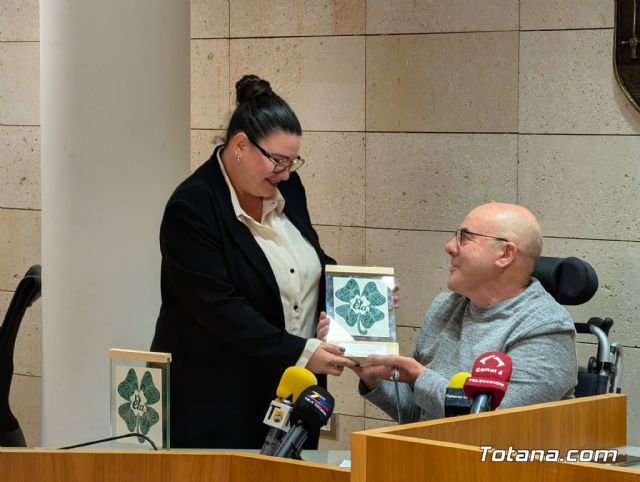 Totana se vuelca con la ELA y entrega un cheque de 7.647,15 euros tras un histrico partido benfico - 7