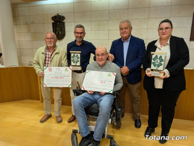 Totana se vuelca con la ELA y entrega un cheque de 7.647,15 euros tras un histrico partido benfico - 12