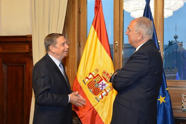 Luis Planas aborda con el comisario Costas Kadis los asuntos prioritarios de interés pesquero para España - 1, Foto 1