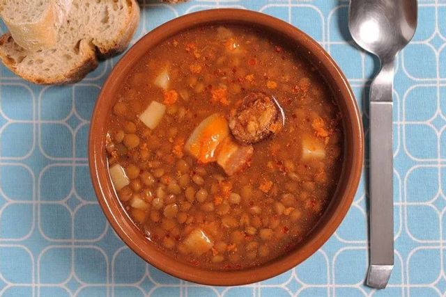Se disfrutan turrones 1880 y clásicos de temporada; comida española para fiestas con reparto europeo - 1, Foto 1