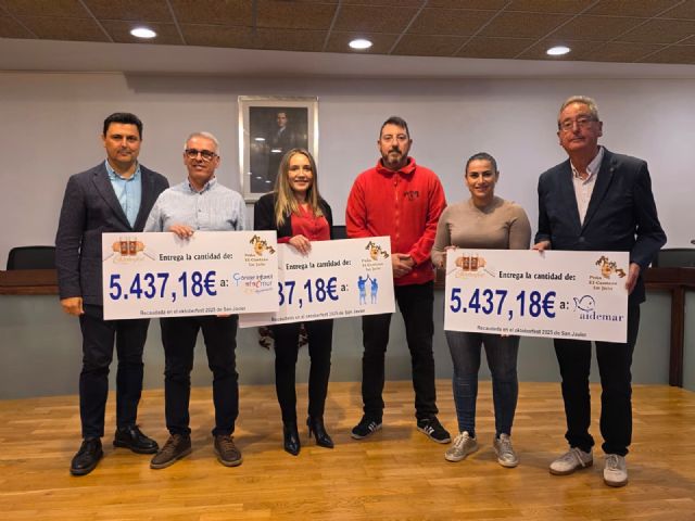 La peña El Cantazo entrega la recaudación del Oktoberfest a tres entidades sociales - 1, Foto 1