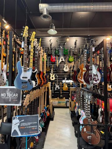 Tienda de instrumentos musicales; sorprender esta Navidad con una guitarra única - 1, Foto 1