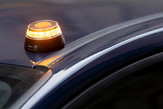 Interior recuerda la obligación de disponer de la baliza V-16 para señalizar averías y accidentes en carretera - 1, Foto 1