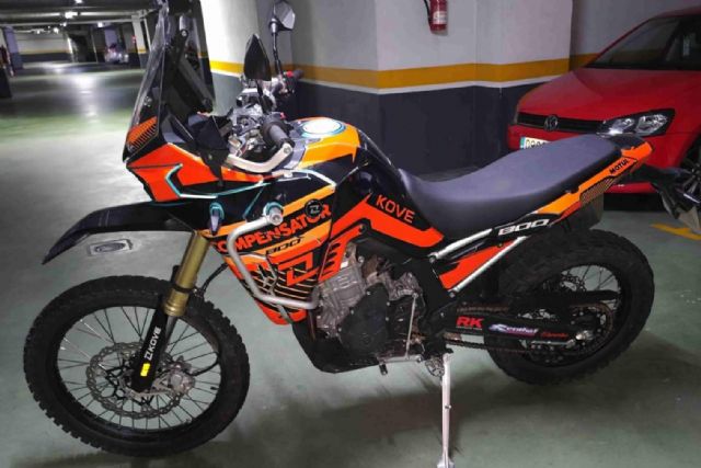 ADHESIVOS EMBARRADOS eleva el diseño personalizado con adhesivos para motos de alto rendimiento - 1, Foto 1