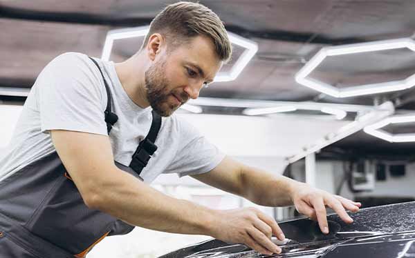 Formación Universitaria impulsa la formación en automoción con su preparatorio para Técnico en Carrocería - 1, Foto 1