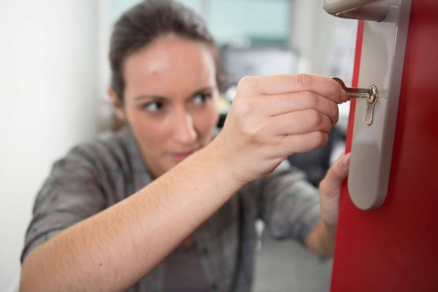 Urgencias Cerrajeros responde 24 h en Madrid para aperturas de puerta y cambios de cerradura - 1, Foto 1