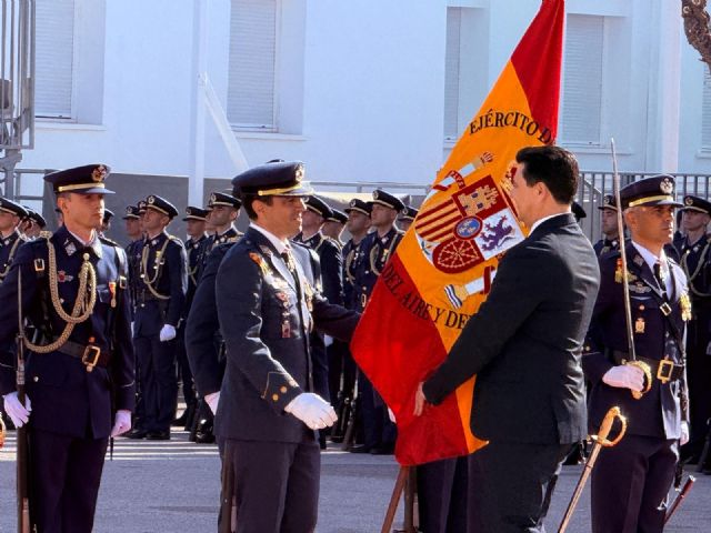 El Ayuntamiento de San Javier regala a la AGA la nueva Bandera con la denominación completa del Ejército del Aire y del Espacio - 1, Foto 1