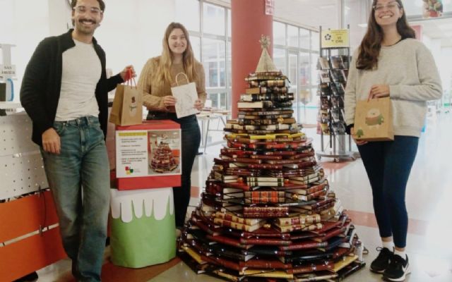 El tradicional árbol de libros de la Biblioteca tiene premio esta Navidad - 1, Foto 1