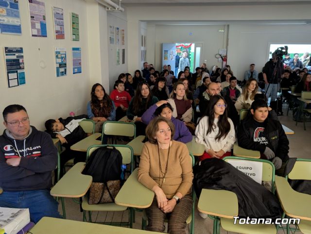 Cuatro aniversarios y un solo coraz�n: El IES Prado Mayor clausura sus celebraciones hist�ricas en Totana - 7