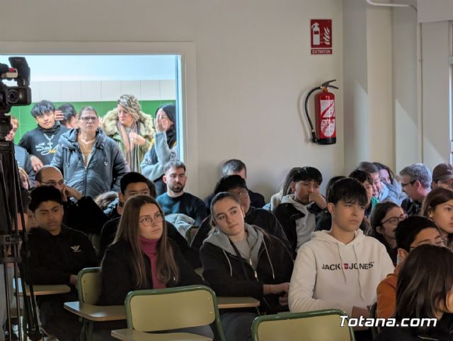 Cuatro aniversarios y un solo coraz�n: El IES Prado Mayor clausura sus celebraciones hist�ricas en Totana - 13