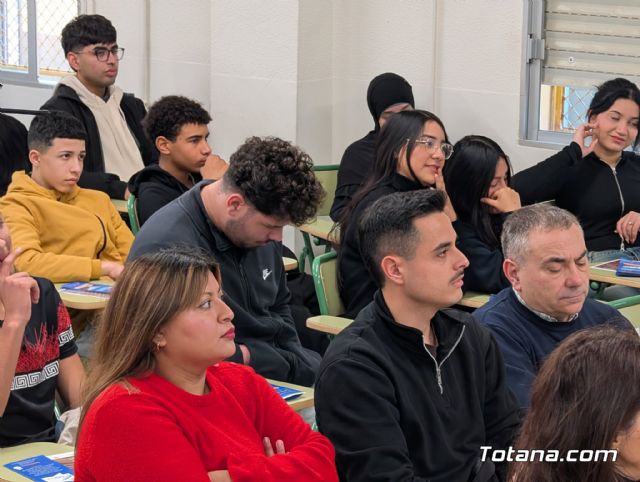 El IES Prado Mayor de Totana impulsa el futuro laboral con la jornada �Descubre la FP y emprende tu futuro� - 11