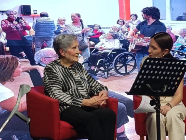 Un musical del IES Juan de la Cierva y Codorn�u visibiliza la soledad no deseada y fomenta el voluntariado juvenil - 4